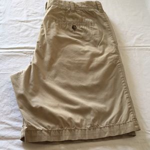 Izod men’s shorts. 9” inseam. flat front, slash pockets. 34 waist